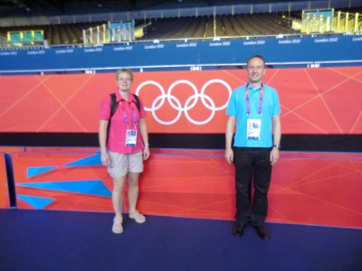 Claudia Möller (am Tisch) und Torsten Küneth (am Schläger)